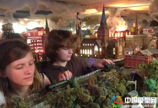 北美最大兒童鐵路收藏展看火車(chē)模型圍著沙盤(pán)轉(zhuǎn)